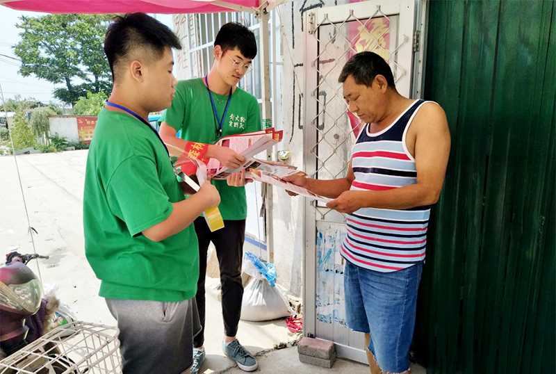 0-1图为封火轮实践队深入林区附近村庄做防火宣传.jpg